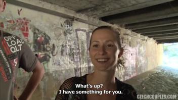 Attaque frontale sur les couples tchèques - Vidéo Milf