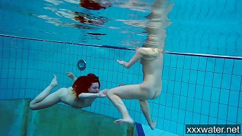 Russes enivrantes dansant dans la piscine
