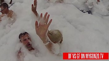 Pareja vs Estrellas Porno: Un enfrentamiento en la piscina de espuma