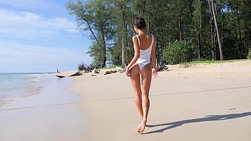 Adolescente in bikini provoca sulla spiaggia