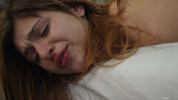 Leah Gotti dans une scène de massage et de baise passionnée