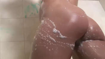 Teen se faisant plaisir dans la douche