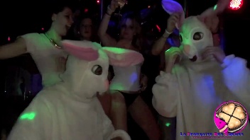 Vidéos cochonnes : Des salopes s'éclatent en groupe dans un club libertin !