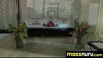Massage nuru érotique avec une belle asiatique salope