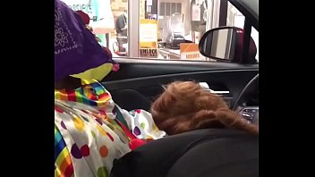 Clown s'offre une fellation dans un fast-food