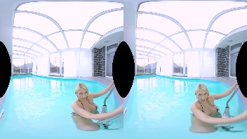 Tatjana se desnuda en la piscina: sexo duro en realidad virtual