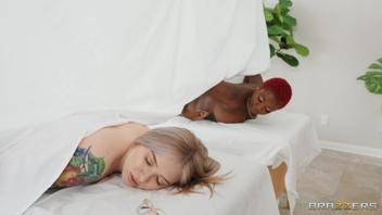 Kaiia Eve et Deja Marie dans une séance de massage qui dégénère en une partie de baise hardcore