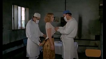 Noche de libertinaje (1980): Sumergete en esta escena de sexo duro con Mia y Lola, dos francesas que no temen a nada para llegar al extasis. Desde masturbacion hasta felacion, pasando por consoladores, dedos y pajas, esta escena te brindara momentos fuertes e intensos. No te pierdas la espectacular corrida facial que pone fin a esta escena de intenso placer.