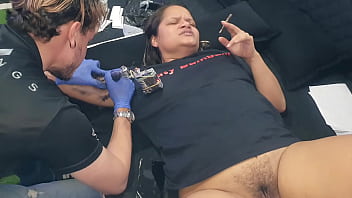 Femme infidèle offre son corps pour tatouage