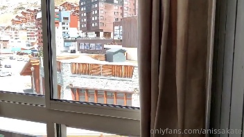 Video X: Anissa Kate e una matrona in un appartamento sugli sci