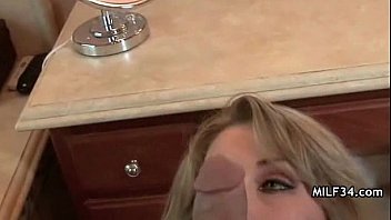 Una donna sposata troia prende cazzi enormi in un video porno