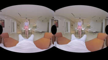 Bionda in un'esperienza VR