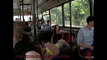 Blondine wird im Bus einem Gangbang unterzogen