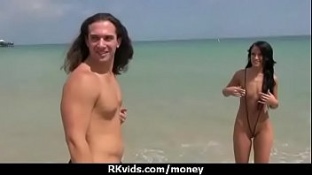 Vidéo de sexe solo où une femme utilise des jouets sexuels pour se masturber et gagner de l'argent