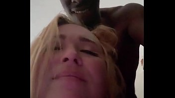 Deux femmes blanches dans une scène hard et porno