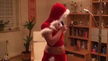 La sensuale milf offre al suo ragazzo una sorpresa anale per Natale