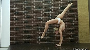La gimnasta desnuda Dora Tornaszkova hace porno lesbico