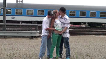 Femme et deux hommes dans un plan sauvage près d'une ligne de train