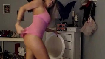 Affascinante adolescente in webcam: vivi un'appassionata scena hardcore con la bionda matura Gisele e le sue curve voluttuose