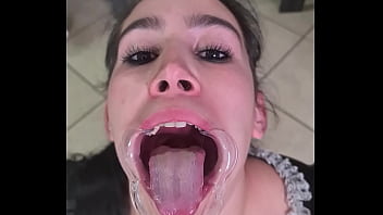 Femmes latina en ébats torrides avec des rétracteurs de lèvres