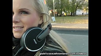 Flirtende blonde und reife Frau bei einem Outdoor-Dreier