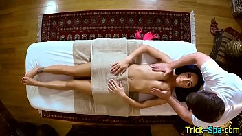Étudiantes asiatiques nues et sexy font l'amour hardcore