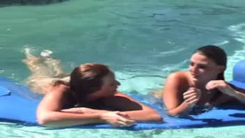 Deux femmes dans la piscine: Un moment de plaisir et de complicité