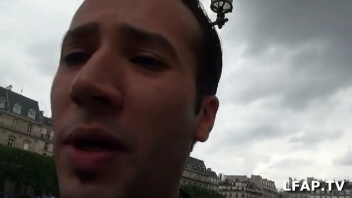 En plein Paris, un inconnu rejoint un couple libertin pour des plaisirs hard