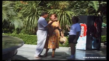 Susan s'adonne à un trio torride à la plage