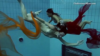 Les lesbiennes allemandes font leur show dans l'eau