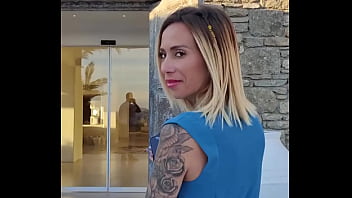 Vdeo nico con una MILF morena en un jacuzzi en Mykonos